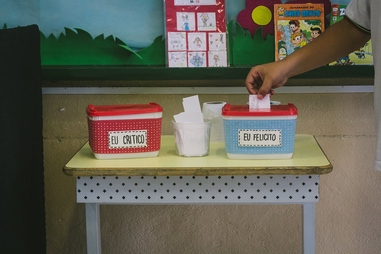 Crian&ccedil;as depositam suas felicita&ccedil;&otilde;es e cr&iacute;ticas em potes na EMEF Francisco Cardona, Artur Nogueira (SP)