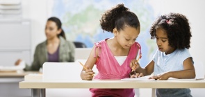 Dupla de alunas escrevem de forma colaborativa