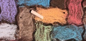 Chão de escola colorido com giz