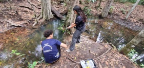 Alunos realizam pesquisa em área verde dentro do projeto Projeto Escola Sustentável: o Agrourbano Plantando Água e o Lixo Zero 