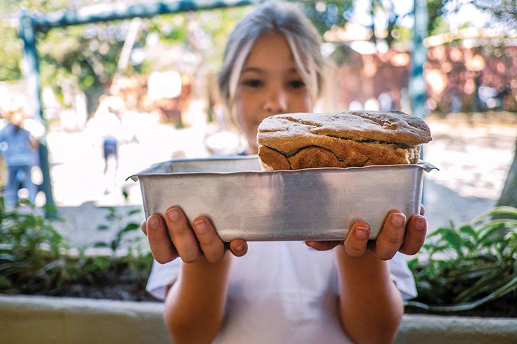 Nas fotos, detalhes do dia a dia da Escola Waldorf Rudolf Steiner, em São Paulo. Nela, correr, pular, brincar e fantasiar são prioridades para as crianças. Incentivam-se os trabalhos manuais, o contato com a natureza e o estímulo à criatividade. O uso da tecnologia só acontece a partir do Ensino Médio.