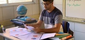 Diogo Jordão mostra que aula de Geografia é ocasião para falar de democracia