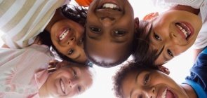 Crianças negras e brancas brincando