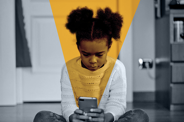 Fotomontagem de menina negra segurando celular em m&atilde;os. Da tela emana uma luz amarela que ilumina seu rosto.