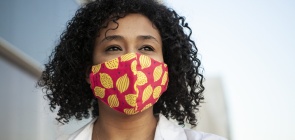 Uma mulher usa uma máscara colorida