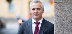 Homem branco, com cabelos grisalhos utilizando um terno