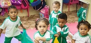 Na prática: use tecidos para trabalhar Traços, Sons, Cores e Formas com as crianças