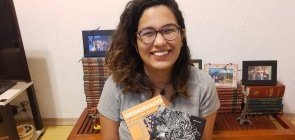 Paula Peres segura os livros quando me descobri negra e reservado