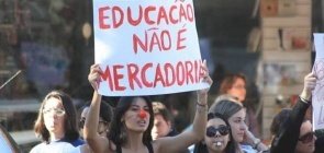 Estudantes protestam contra cortes na Educação