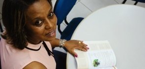 Jogo de adivinhação com parlendas: conheça a atividade de alfabetização que Gleiciene usou