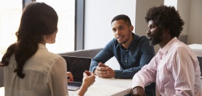 Professora conversa com pais na escola