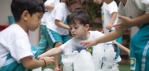 Construindo com gelo: uma atividade para soltar a imaginação 