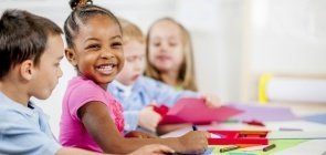 Educação Infantil: Crianças em atividade na sala de aula