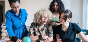 Alunas realizam tarefa em grupo