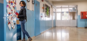 professora entrando na sala de aula