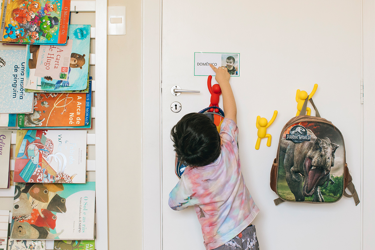 Investir em tarjetas que indicam onde colocar seus pertences ajuda a crian&ccedil;a a perceber o nome pr&oacute;prio como elemento que constitui sua identidade e a diferencia dos demais.