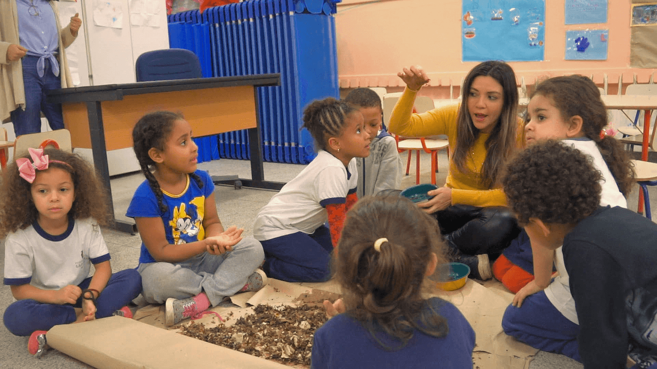 Gabriella de Albuquerque Rodrigues Palma e Tamiris Ribeiro Caminato, na EMEI Tide Set&uacute;bal, em S&atilde;o Paulo