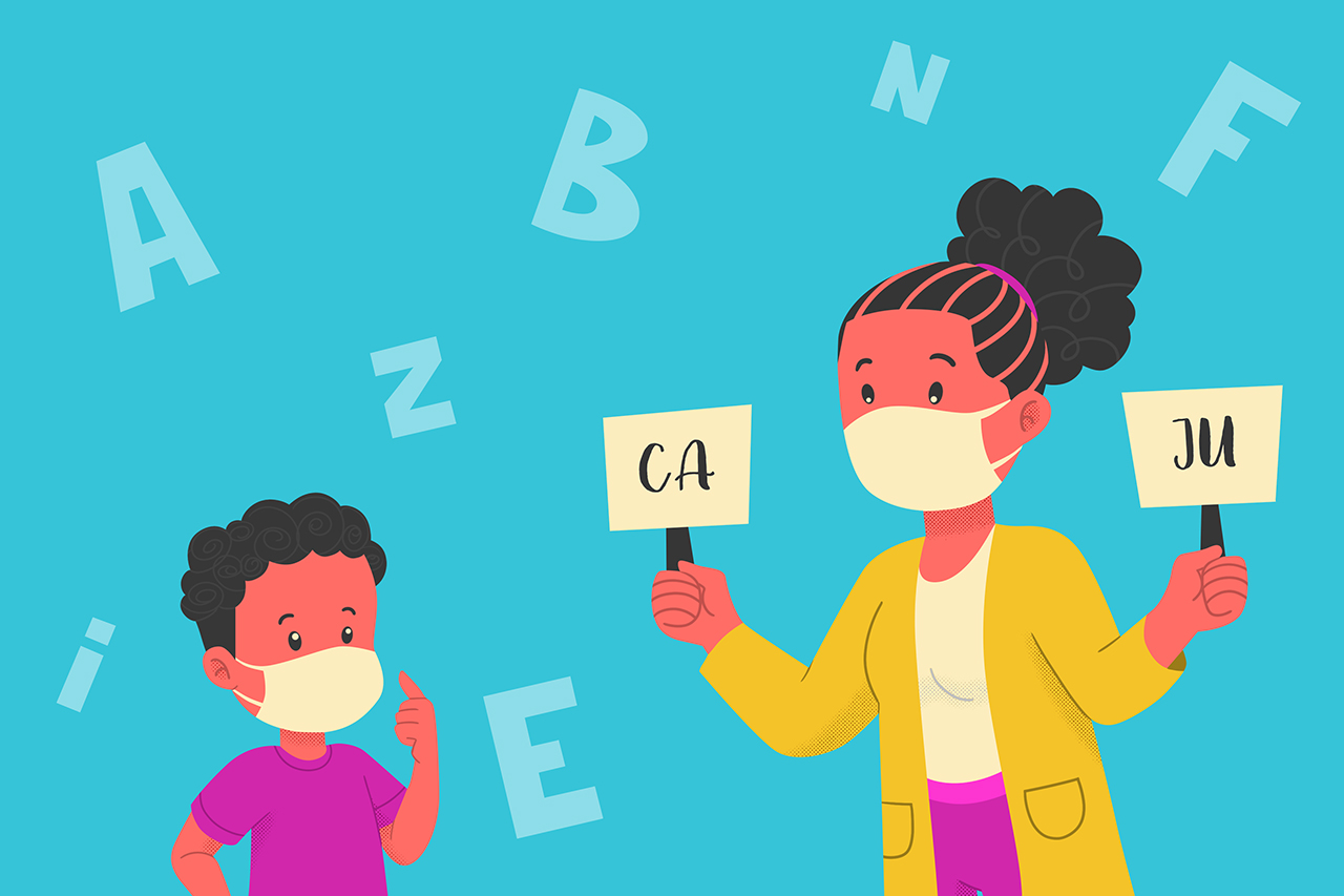 Ilustra&ccedil;&atilde;o de professora segurando duas plaquinhas com a palavra Caju separada silabicamente para uma aluno que est&aacute; a frente.