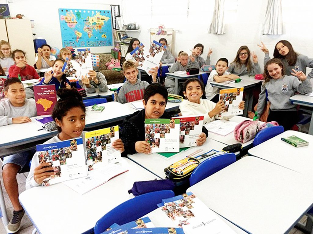 Crian&ccedil;as da escola EB Prof. Judith Duarte de Oliveira, em Itaja&iacute; (SC) mostram materiais sobre cultura da paz