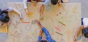 Crianças desenham juntas
