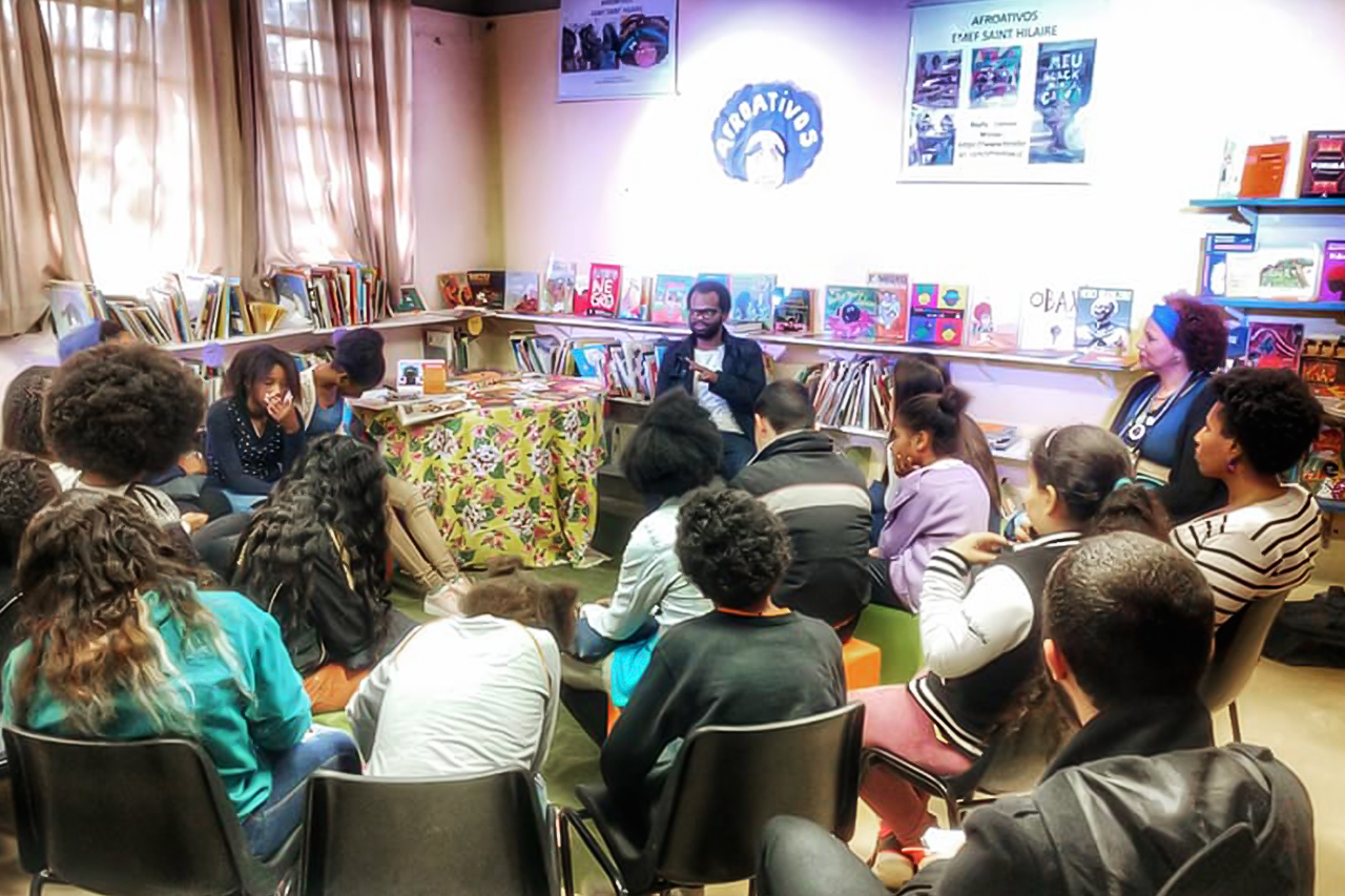 Encontro do Afroafetivos na escola antes da pandemia, em 2019.
