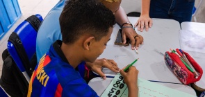 Alunos desenhando gráficos.