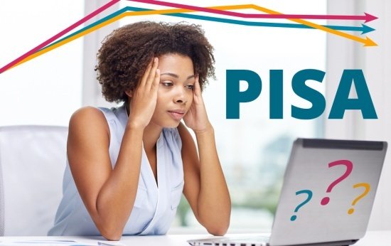 Mulher negra olha para o computador com cara de dúvida.
