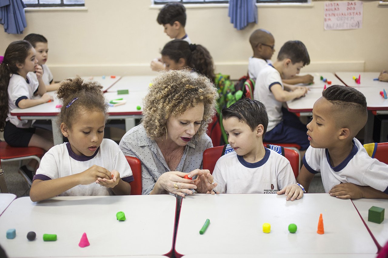 A professora Cl&aacute;udia Beatriz Silva Santos, da EMEF Comandante Gast&atilde;o Moutinho, faz atividade de Geometria com materiais baratos