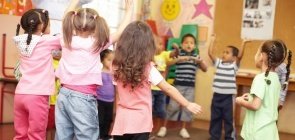 Crianças em pé em roda dançando