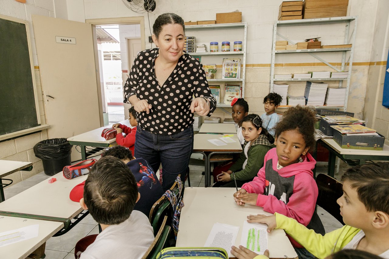 Mara Mansani ensina os alunos em sala de aula