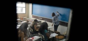 Professora dá aula na Universidade Estadual do Rio de Janeiro