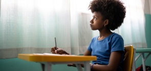 menina reflexiva em sala de aula