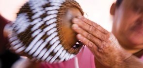 Homem toca instrumento