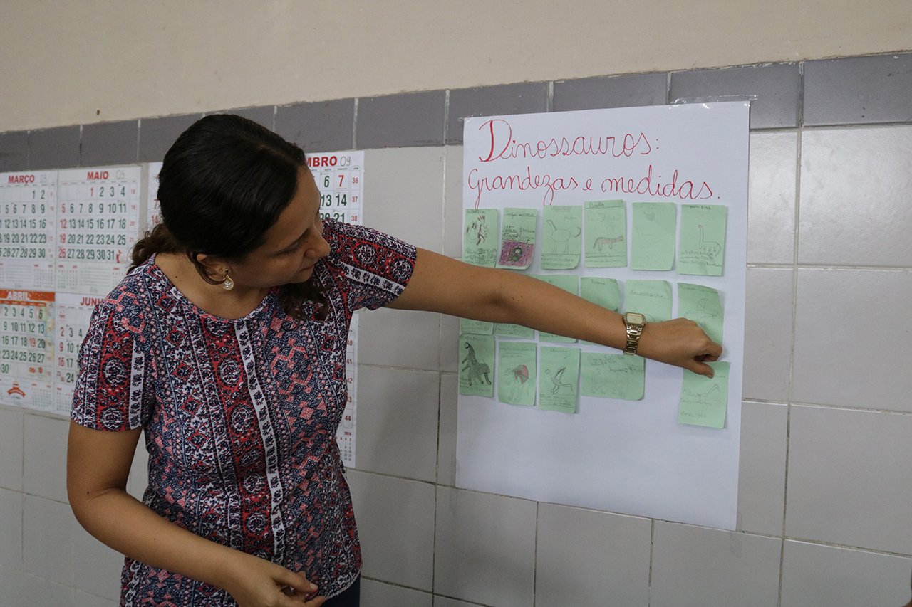 Crian&ccedil;a joga Trunfo dos Dinossauros em aula da professora Patr&iacute;cia Alves Rodrigues, da EE Const&acirc;ncio Vieira, em Est&acirc;ncia (SE)