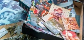 Fotos dos professores quando era crianças e em situações da escola espalhadas sobre uma mesa.