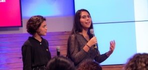 duas meninas de cerca de 16 apresentando um ppt