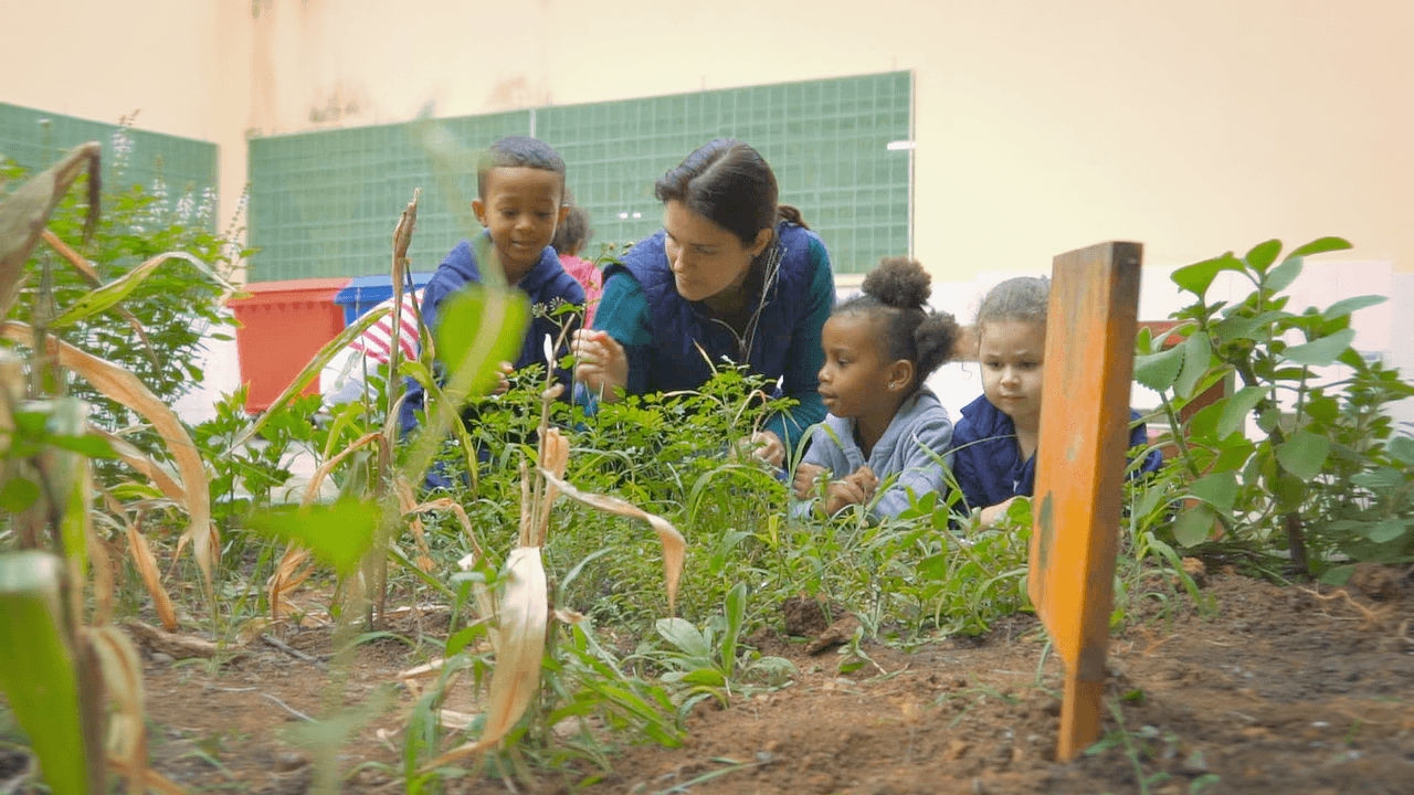 Gabriella de Albuquerque Rodrigues Palma e Tamiris Ribeiro Caminato, na EMEI Tide Set&uacute;bal, em S&atilde;o Paulo
