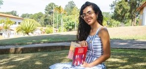 Um passo a passo de como a turma de Isabella reconta em vídeo histórias lidas com a família