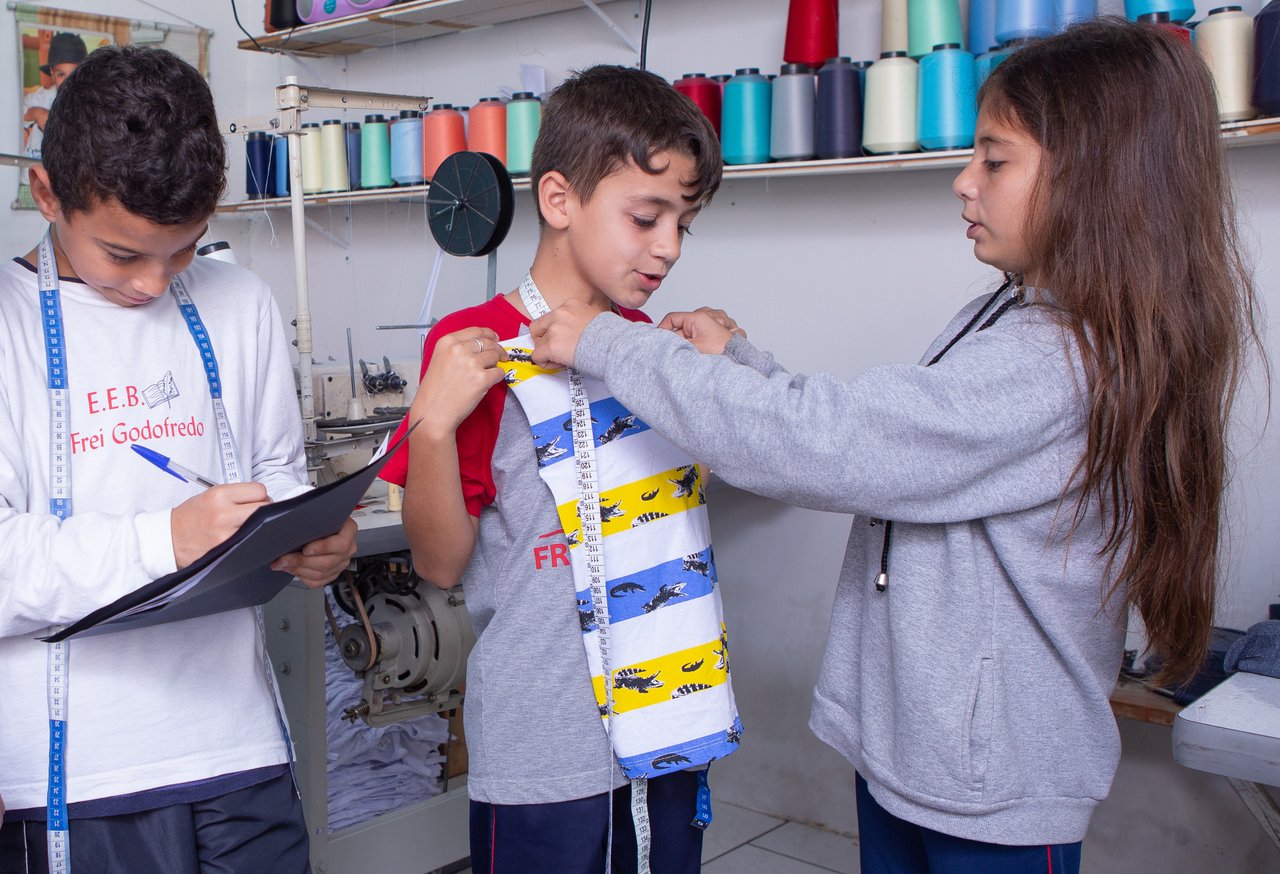 Alunos do EEB Frei Godofredo, em Gaspar (SC), tiram medidas e fazem anota&ccedil;&otilde;es dentro do projeto Costurando a Matem&aacute;tica