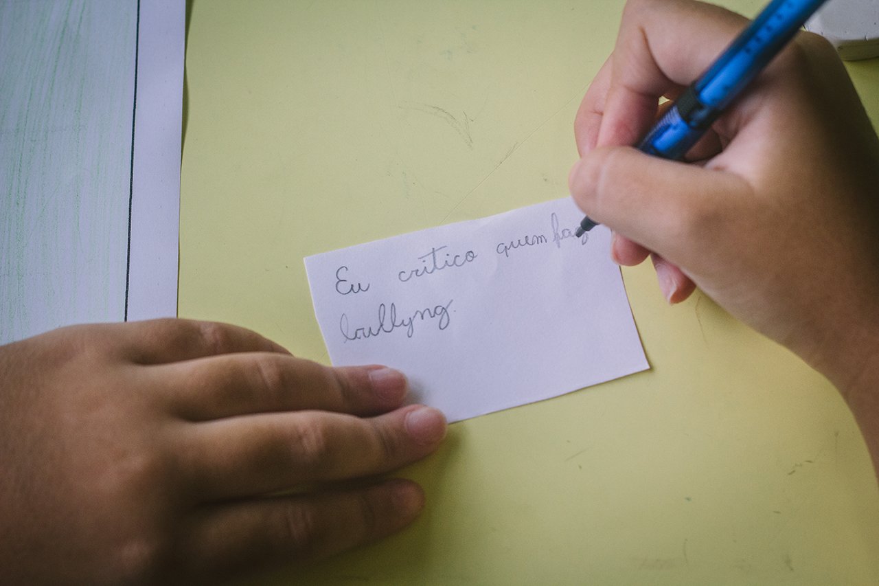 Crian&ccedil;a escreve cr&iacute;tica  na EMEF Francisco Cardona, Artur Nogueira (SP)