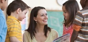 Professora discute livro com crianças na sala de aula