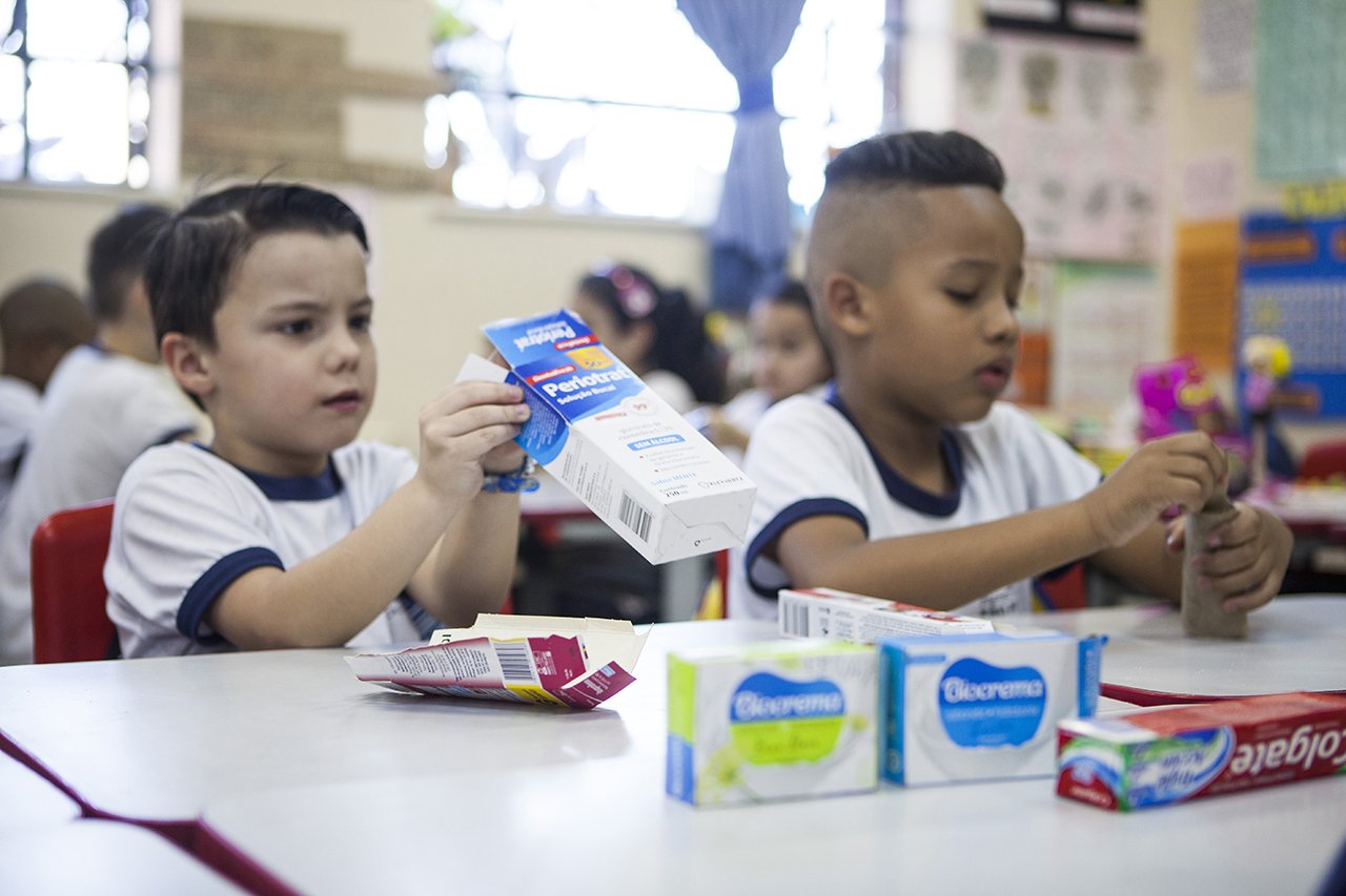 A professora Cl&aacute;udia Beatriz Silva Santos, da EMEF Comandante Gast&atilde;o Moutinho, faz atividade de Geometria com materiais baratos