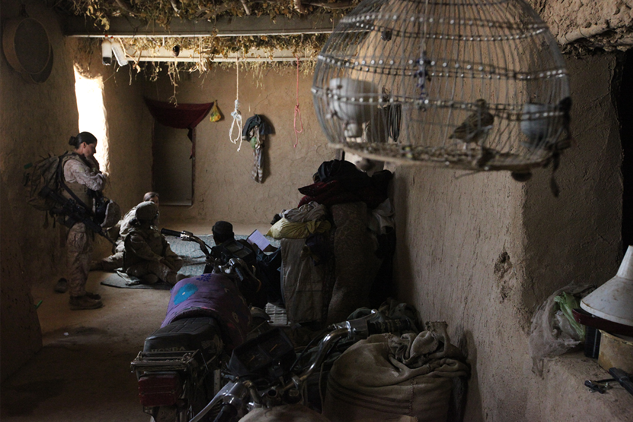 Capit&atilde; da Marinha americana conversa com mulheres afeg&atilde;s durante uma patrulha na regi&atilde;o de Boldak. Marinha dos Estados Unidos (Capit&atilde; Lindsay L. Sayres). Abril de 2010.