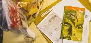 Atividades, canetas e até presente de Dia das Crianças: conheça o kit da escola Pompílio Guimarães