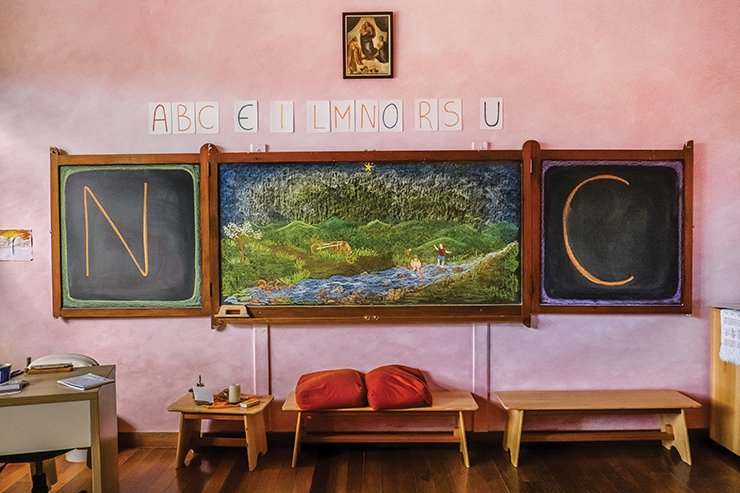 Nas fotos, detalhes do dia a dia da Escola Waldorf Rudolf Steiner, em São Paulo. Nela, correr, pular, brincar e fantasiar são prioridades para as crianças. Incentivam-se os trabalhos manuais, o contato com a natureza e o estímulo à criatividade. O uso da tecnologia só acontece a partir do Ensino Médio.