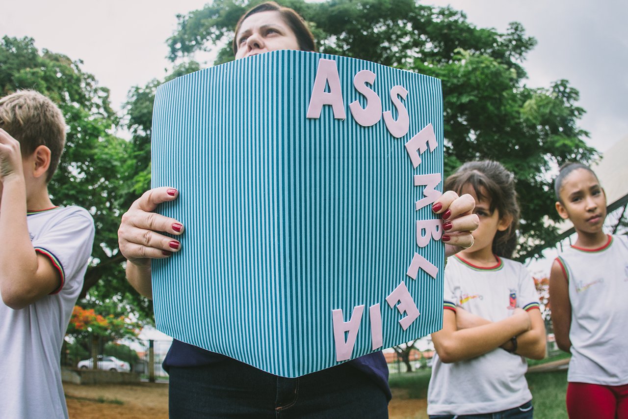 Crian&ccedil;as depositam suas felicita&ccedil;&otilde;es e cr&iacute;ticas em potes na EMEF Francisco Cardona, Artur Nogueira (SP)