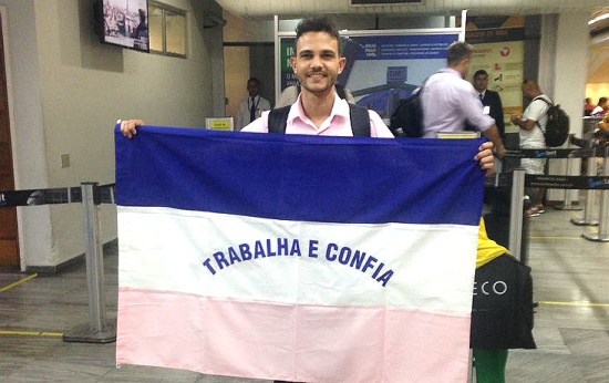 Wemerson Nogueira com a bandeira no Espírito Santo antes de embarque para o Prêmio Professor Global