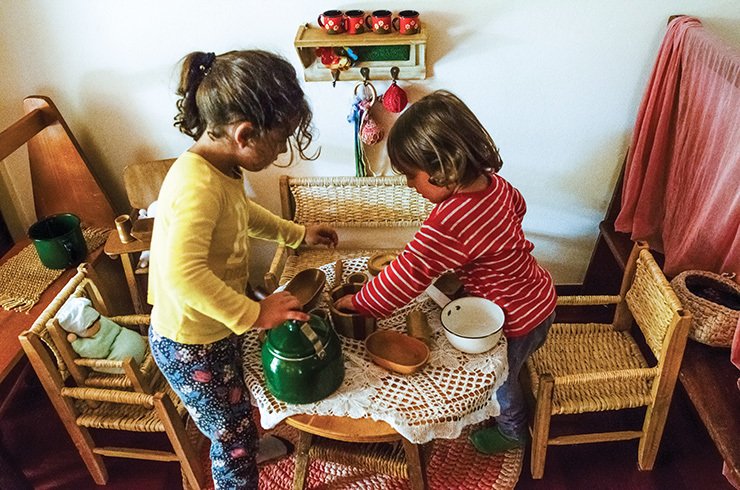 Nas fotos, detalhes do dia a dia da Escola Waldorf Rudolf Steiner, em São Paulo. Nela, correr, pular, brincar e fantasiar são prioridades para as crianças. Incentivam-se os trabalhos manuais, o contato com a natureza e o estímulo à criatividade. O uso da tecnologia só acontece a partir do Ensino Médio.