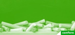 Giz na lousa em sala de aula