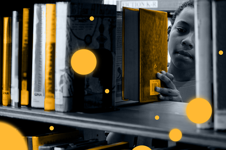 Fotomontagem de aluno escolhendo livros na biblioteca da escola.